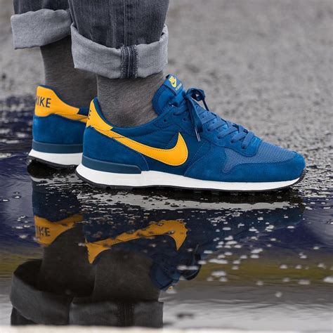 internationalist blue yellow.